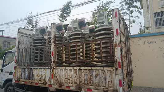 客户定制一批垂直提升机发货