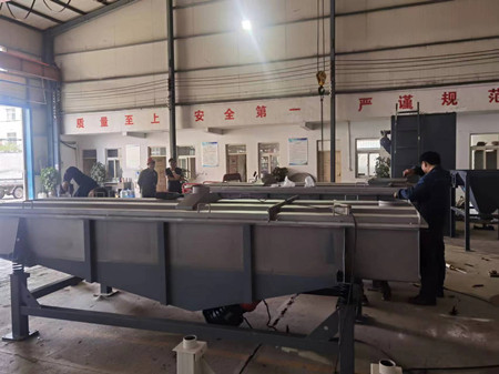 客户订的直线筛生产现场